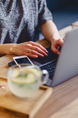 rahat natürmort fincan çay, kurabiye bir kız arka plan üzerinde 