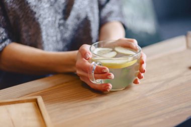 hassas kadınların elleri limonlu sıcak çay