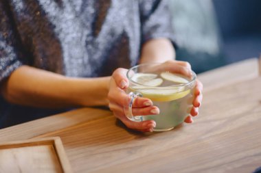 hassas kadınların elleri limonlu sıcak çay