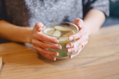 hassas kadınların elleri limonlu sıcak çay
