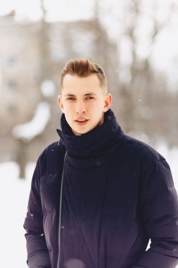 Bir kış ceket ışık kısa saçlı bir adam geldi teşkil etmektedir.
