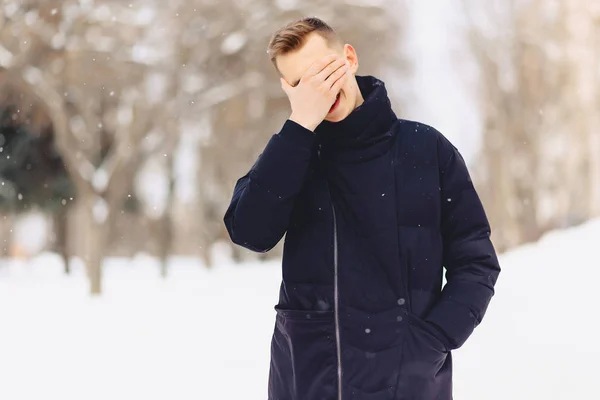 穿短头发的家伙在冬季夹克做了一个 facepalm — 图库照片
