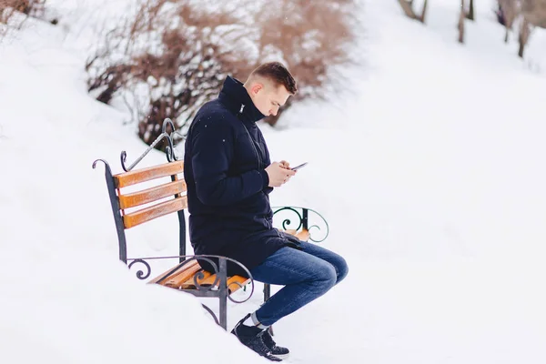 bir bankta bir kış ceket çocukta sms yazdı