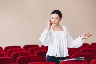 ciddi ciddi kadın telefonla konuşuyor