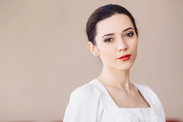 portre sevimli kız gülümsüyor çerçeve içine arıyorum