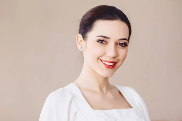 portre sevimli kız gülümsüyor