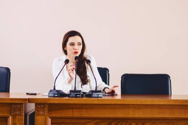 mikrofonlar konferans Salonu'nda kız masada konuşuyor