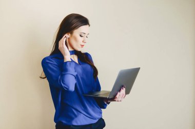 arka duvarın üstünde laptop ile kız