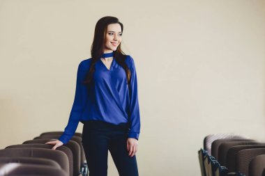 sevimli kız sınıfta poz