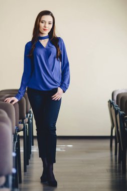 sevimli kız sınıfta poz