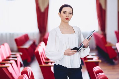 arka ışık belgelerde kızla