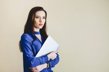 arka duvarın üstünde laptop ile portre kız