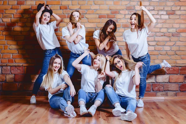 Mädchen in Jeans vor Backsteinmauer — Stockfoto