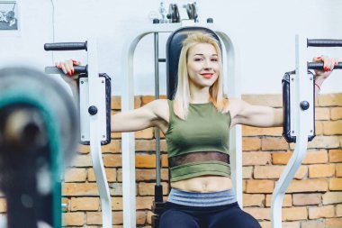 Kız göğüslerini simülatörde döker