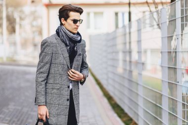 Evrak Çantası'nı Caddesi üzerinde paltoyla içinde güneş gözlüğü şık çocuk