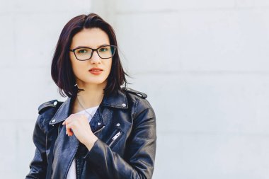 güzel genç kız bardaklarda ışık geri üzerinde şık giysiler