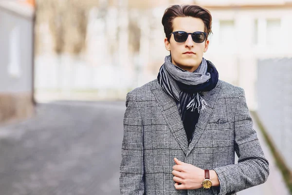 Garoto elegante em óculos de sol no casaco com pasta na rua — Fotografia de Stock