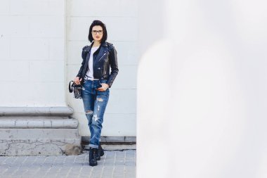 Kadın gözlük Caddesi üzerinde deri ceketli