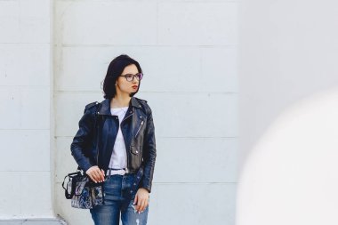 Kadın gözlük Caddesi üzerinde deri ceketli
