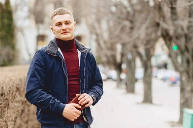 Ceketli çocuk sokak ortasında duruyor