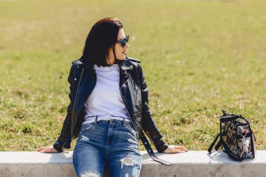 Çekici kız parkta çim üzerinde güneş gözlüğü