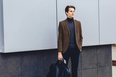 pasaport ve bilet ile ceketli şık çekici çocuk