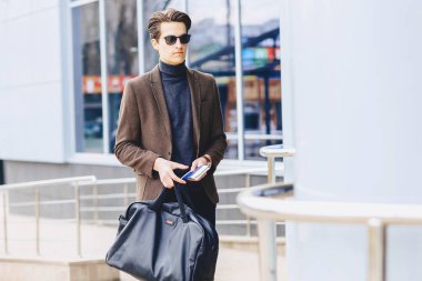 pasaport ve bilet ile ceketli şık çekici çocuk