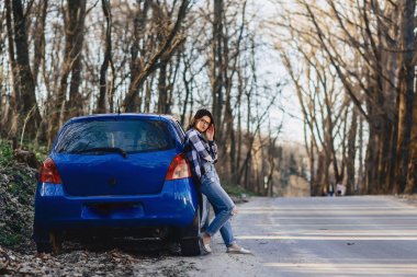 Car yakınındaki yolda çekici genç kız
