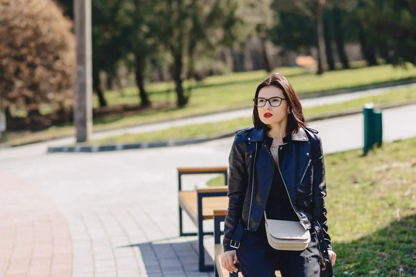 Bella ragazza seduta sulla panchina sulla strada — Foto Stock