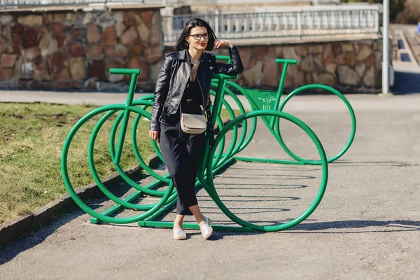 주기 주차장 근처 화창한 공원에서 매력적인 여자 — 스톡 사진