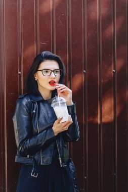 güneşli soğuk içecek ile şirin kız