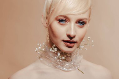 Sarışın, çekici bir kız. Moda çekimi, gül, basit bir geçmişi var.