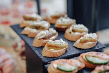 çeşitli sebzeler ve et aromalı bayram tuzlu büfesi