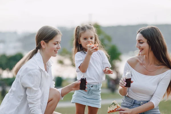 Kleines Mädchen hat Spaß bei Picknick, Pizza, Getränken, Sommer und Rasen — Stockfoto