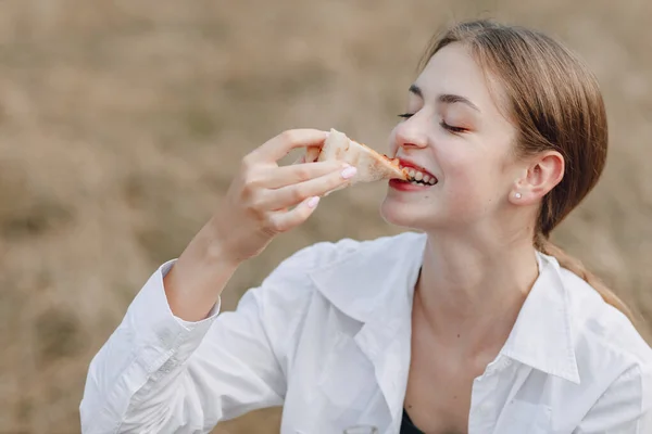 Smakelijk meisje eten pizza — Stockfoto