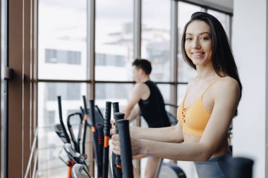 egzersiz bisikleti, Fitness ve Yoga spor salonunda genç çekici kız