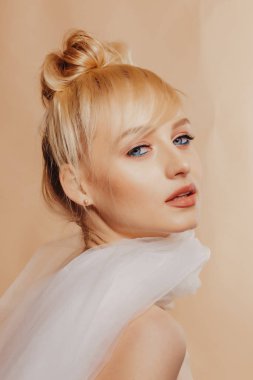 Sarışın, çekici bir kız. Moda çekimi, gül, basit bir geçmişi var.