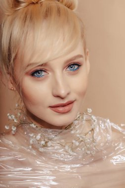 Sarışın, çekici bir kız. Moda çekimi, gül, basit bir geçmişi var.