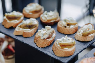 çeşitli sebzeler ve et aromalı bayram tuzlu büfesi