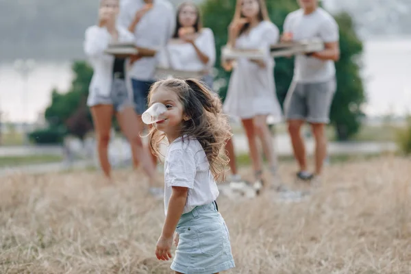 Kleines Mädchen hat Spaß bei Picknick, Pizza, Getränken, Sommer und Rasen — Stockfoto