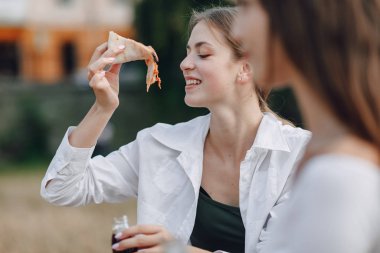 Pizza yiyen iştah açıcı kız.