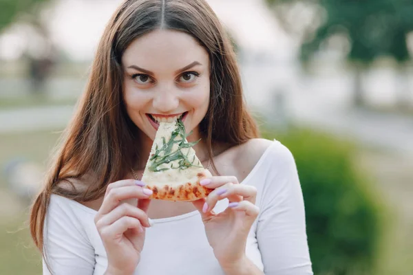 Апетитна дівчина їсть піцу — стокове фото