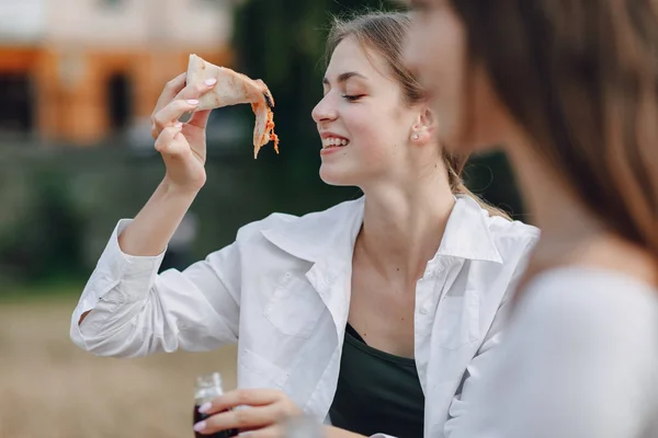 Étvágygerjesztő lány eszik pizza — Stock Fotó