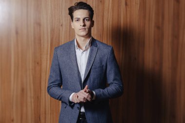 basit ahşap arka plan üzerinde ofiste ceket şık adam