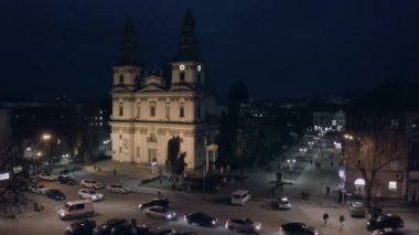 Geceleri Barok tapınağı. Gece şehri hava fotoğrafçılığı. Ternopil Şehir Katedrali.