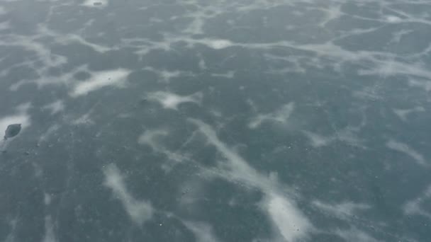 Flyr over en frossen is på et reservoar. Vintersjøen. is og avfall . – stockvideo