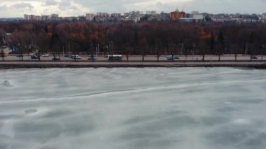 Bulutlu bir şehirde şehir içi araba trafiği. Hava Görünümü, Kuadcopter Çekimi.