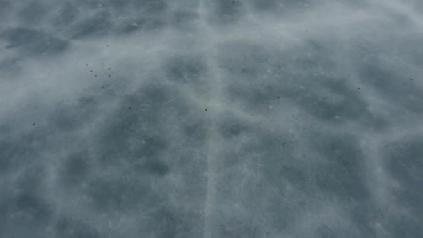 Flyger över en frusen is på en reservoar, ovanifrån. Vintersjö. is och skräp. — Stockvideo