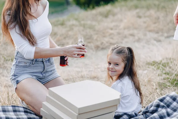 Mała Dziewczynka Bawiąca Się Pikniku Jedząc Pizzę Napoje Lato Trawnik — Zdjęcie stockowe