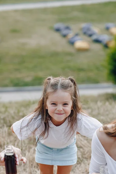 Küçük Kız Piknikte Eğleniyor Pizza Yiyor Içki Içiyor Yaz Çimlerde — Stok fotoğraf